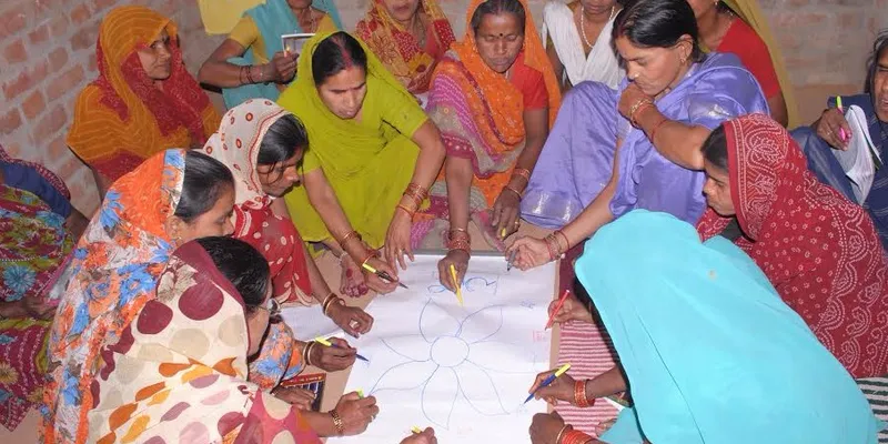 पानी पंचायत करतीं जल पंचायत