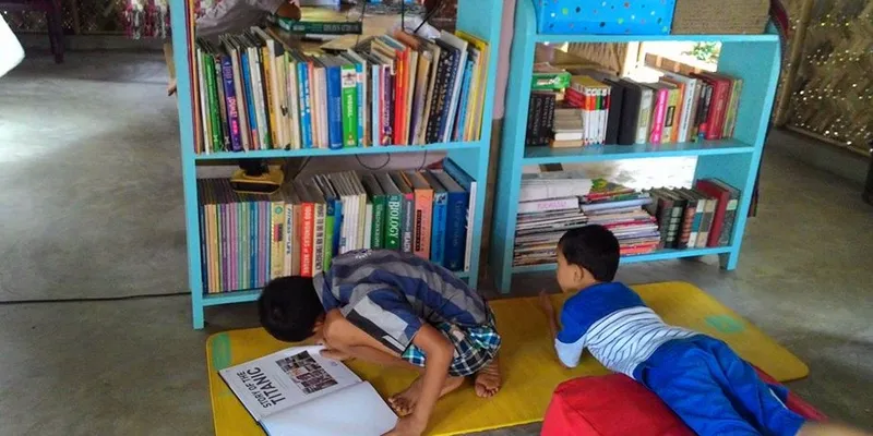 लाइब्रेरी में किताबों की दुनिया में खोए हुए बच्चे