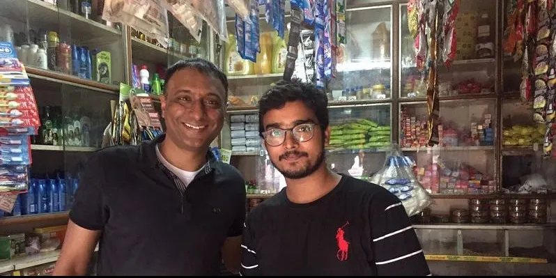 कल्याण (बाएं) मुंबई में एक ग्राहक के साथ 