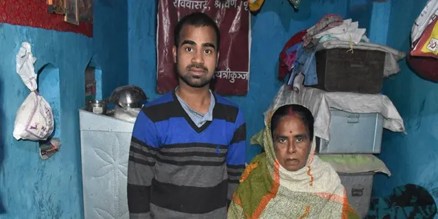 अपनी मां के साथ शुभम फोटो साभार- जागरण