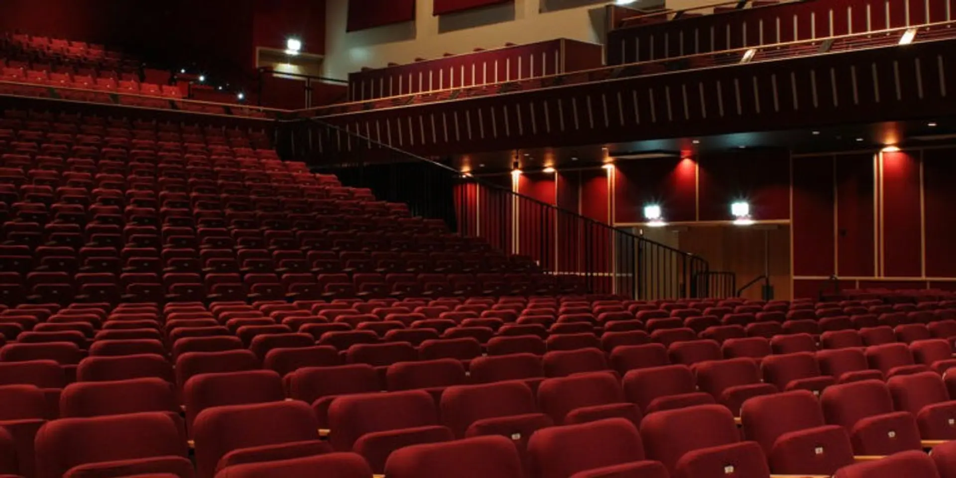 8 Impactful ways to create your event stage design !
