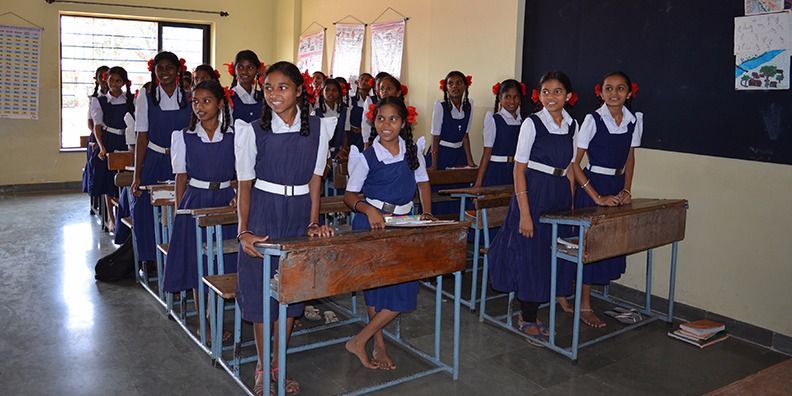 स्थानीय संसाधनों की मदद से महाराष्ट्र का एक स्कूल बच्चों को दे रहा है स्व-रोज़गार के अवसर
