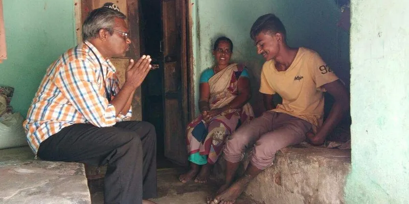 बच्चे के घर जाकर पढ़ने की विनती करते जी बालू