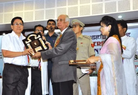 गवर्नर्स अवॉर्ड ग्रहण करते थांगजाम