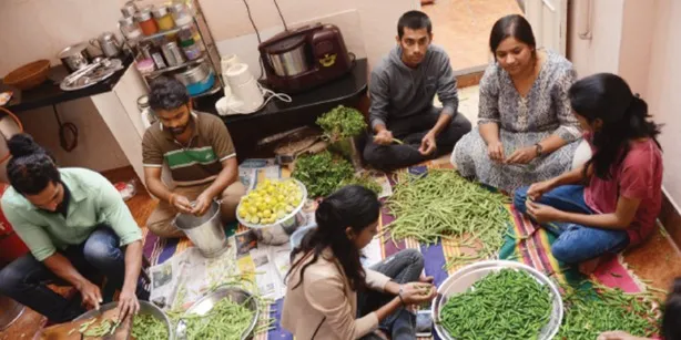 खाना बनाने की तैयारी करतीं स्वाति और टीम (साभार- बेंगलुरु मिरर)
