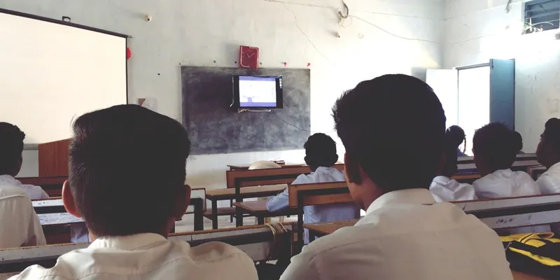 क्लासरूम में पढ़ाई करते बच्चे