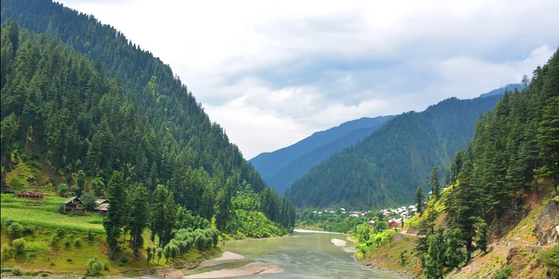 Image Source: https://pixabay.com/en/beautiful-pakistan-neelum-valley-2727048/ 