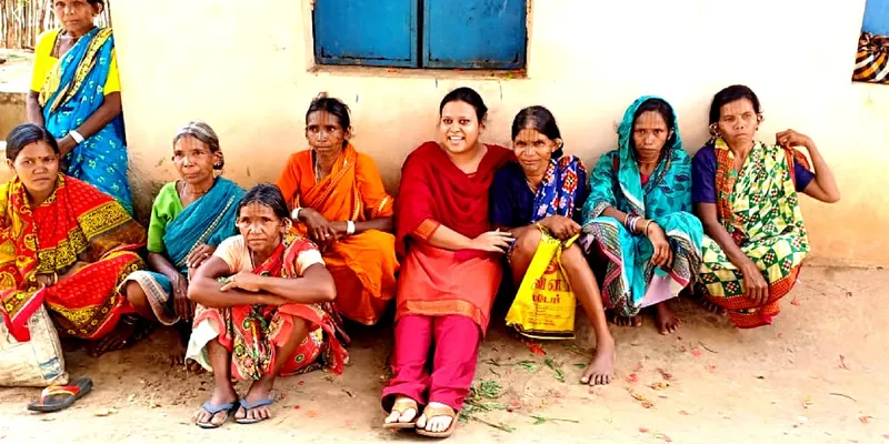 ग्रामीण महिलाओं के साथ रुमाना जाफरी (फोटो साभार- पारथा)