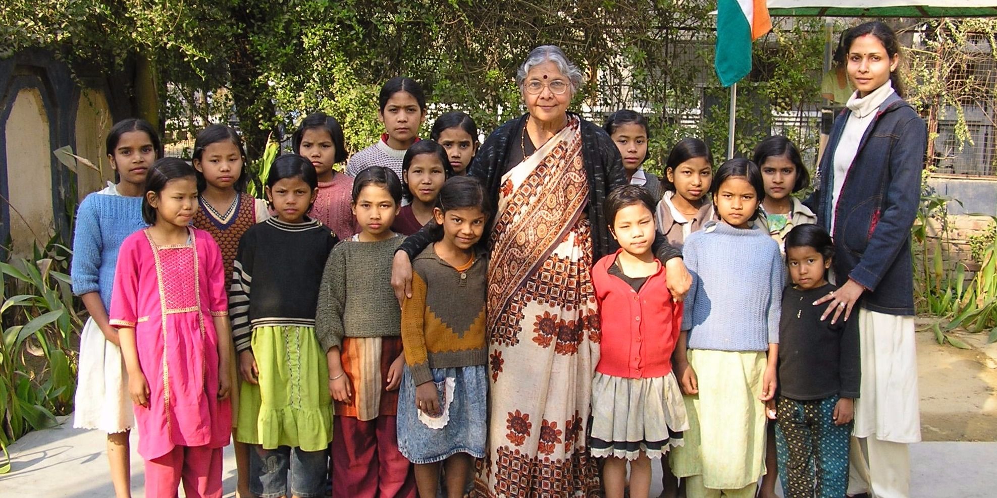 80 साल की सरोजिनी पिछले 3 दशक से अनाथ बच्चियों को दे रही हैं मां का प्यार