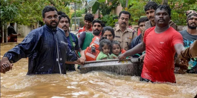 केरल में आई बाढ़ में फंसे लोग