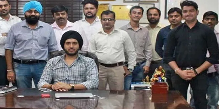 अपनी टीम के साथ युवराज अमन सिंह