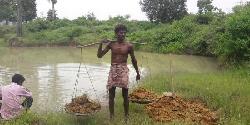 तालाब के पास श्याम लाल (फोटो साभार: <a href=